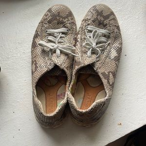 Born sneakers